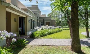 CASA EN VENTA -  El Solar de Capilla, Exaltación de la Cruz  -   5 Ambientes, Pileta, Espectacular