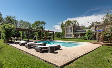 CASA EN VENTA -  El Solar de Capilla, Exaltación de la Cruz  -   5 Ambientes, Pileta, Espectacular