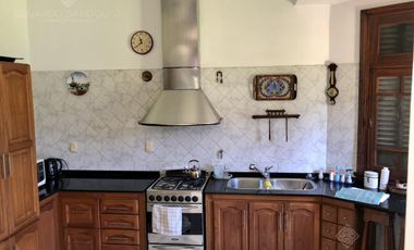 Excepcional Chalet de Estilo sobre lote doble - Venta Directa!!
