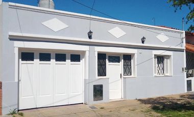 Casa de 2 dormitorios con garage y patio. Lanús Este.-