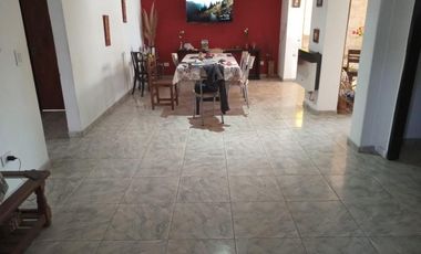 Casa en venta - 5 Dormitorios 3 Baños - Cocheras - 500Mts2 - Longchamps