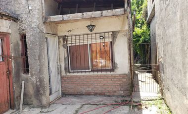 Casa en venta - 2 Dormitorios 1 Baño - Cochera - 214Mts2 - Berisso