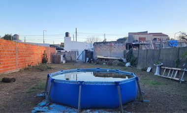 Casa de 2 Dormitorios - Lote de 10 x 40 - Los Hornos