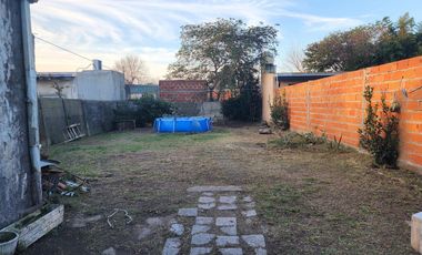 Casa de 2 Dormitorios - Lote de 10 x 40 - Los Hornos