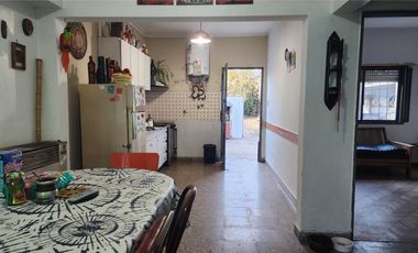 Casa de 2 Dormitorios - Lote de 10 x 40 - Los Hornos