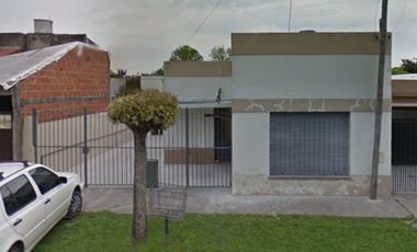 Casa de 2 Dormitorios - Lote de 10 x 40 - Los Hornos