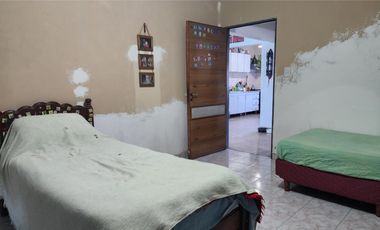Casa de 2 Dormitorios - Lote de 10 x 40 - Los Hornos