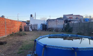 Casa de 2 Dormitorios - Lote de 10 x 40 - Los Hornos