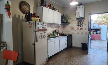 Casa de 2 Dormitorios - Lote de 10 x 40 - Los Hornos