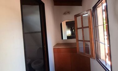 Casa 5 ambientes, patio, terraza, cochera, proxima a estación Florida-Mitre- En Venta.