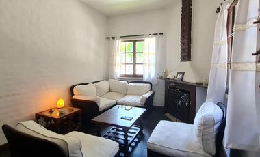 Casa 5 ambientes, patio, terraza, cochera, proxima a estación Florida-Mitre- En Venta.