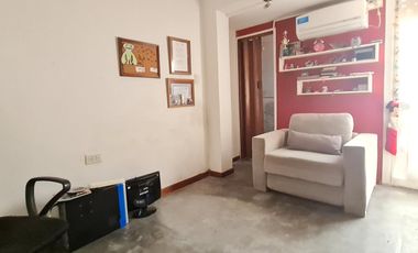 Casa 5 ambientes, patio, terraza, cochera, proxima a estación Florida-Mitre- En Venta.