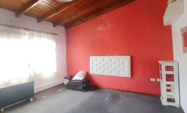 Casa 5 ambientes, patio, terraza, cochera, proxima a estación Florida-Mitre- En Venta.