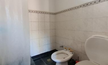 Casa 5 ambientes, patio, terraza, cochera, proxima a estación Florida-Mitre- En Venta.