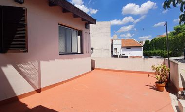 Casa 5 ambientes, patio, terraza, cochera, proxima a estación Florida-Mitre- En Venta.