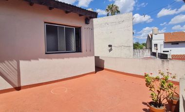Casa 5 ambientes, patio, terraza, cochera, proxima a estación Florida-Mitre- En Venta.
