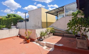 Casa 5 ambientes, patio, terraza, cochera, proxima a estación Florida-Mitre- En Venta.