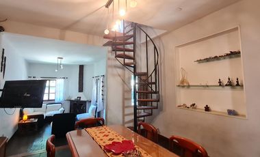 Casa 5 ambientes, patio, terraza, cochera, proxima a estación Florida-Mitre- En Venta.