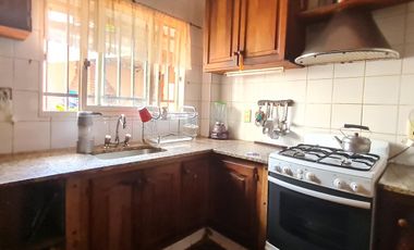 Casa 5 ambientes, patio, terraza, cochera, proxima a estación Florida-Mitre- En Venta.