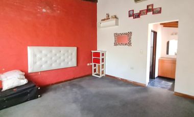 Casa 5 ambientes, patio, terraza, cochera, proxima a estación Florida-Mitre- En Venta.