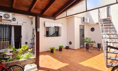 Casa 5 ambientes, patio, terraza, cochera, proxima a estación Florida-Mitre- En Venta.
