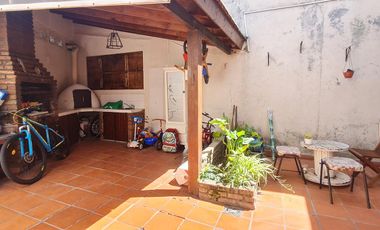 Casa 5 ambientes, patio, terraza, cochera, proxima a estación Florida-Mitre- En Venta.