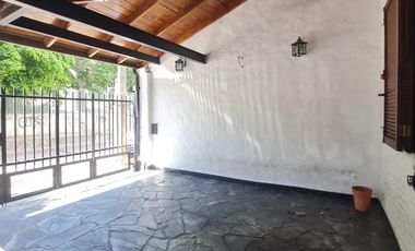 Casa 5 ambientes, patio, terraza, cochera, proxima a estación Florida-Mitre- En Venta.