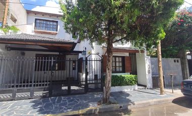 Casa 5 ambientes, patio, terraza, cochera, proxima a estación Florida-Mitre- En Venta.