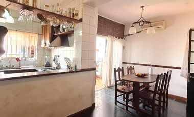 Casa 5 ambientes, patio, terraza, cochera, proxima a estación Florida-Mitre- En Venta.