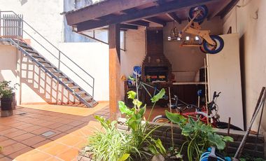 Casa 5 ambientes, patio, terraza, cochera, proxima a estación Florida-Mitre- En Venta.