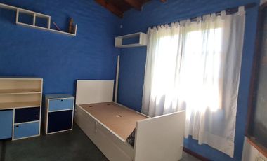 Casa 5 ambientes, patio, terraza, cochera, proxima a estación Florida-Mitre- En Venta.