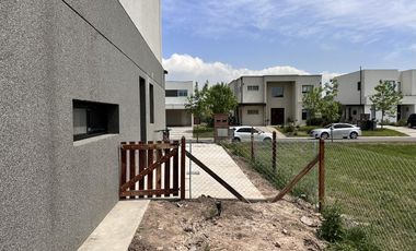 Casa-Estrenar-venta-4 amb-dependencia -Araucarias-Losa radiante-Puertos del Lago-Maschwitz-Escobar