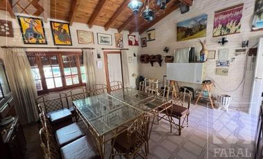Casa venta centro, 4 dormitorios, 3 baños, quincho, pileta, cochera y patio
