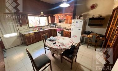 Casa venta centro, 4 dormitorios, 3 baños, quincho, pileta, cochera y patio