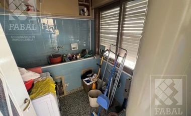 Casa venta centro, 4 dormitorios, 3 baños, quincho, pileta, cochera y patio