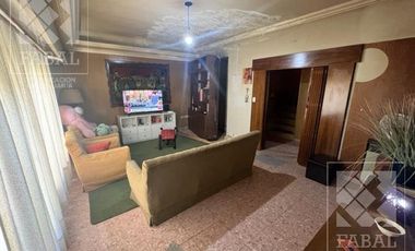 Casa venta centro, 4 dormitorios, 3 baños, quincho, pileta, cochera y patio