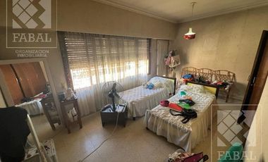 Casa venta centro, 4 dormitorios, 3 baños, quincho, pileta, cochera y patio
