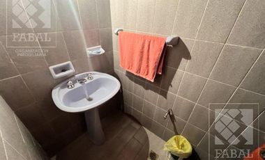 Casa venta centro, 4 dormitorios, 3 baños, quincho, pileta, cochera y patio