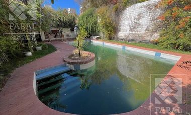 Casa venta centro, 4 dormitorios, 3 baños, quincho, pileta, cochera y patio