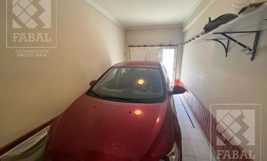 Casa venta centro, 4 dormitorios, 3 baños, quincho, pileta, cochera y patio