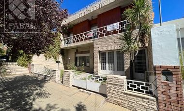 Casa venta centro, 4 dormitorios, 3 baños, quincho, pileta, cochera y patio