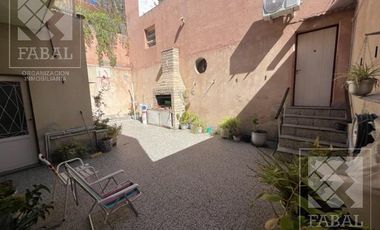 Casa venta centro, 4 dormitorios, 3 baños, quincho, pileta, cochera y patio