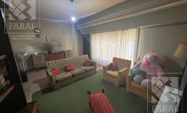 Casa venta centro, 4 dormitorios, 3 baños, quincho, pileta, cochera y patio