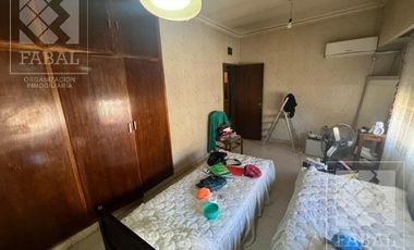 Casa venta centro, 4 dormitorios, 3 baños, quincho, pileta, cochera y patio