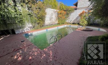 Casa venta centro, 4 dormitorios, 3 baños, quincho, pileta, cochera y patio