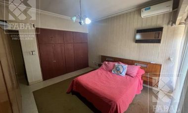 Casa venta centro, 4 dormitorios, 3 baños, quincho, pileta, cochera y patio