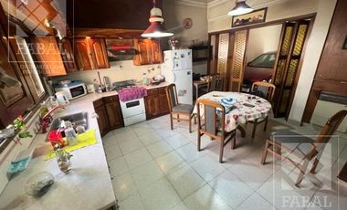 Casa venta centro, 4 dormitorios, 3 baños, quincho, pileta, cochera y patio