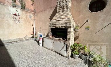 Casa venta centro, 4 dormitorios, 3 baños, quincho, pileta, cochera y patio