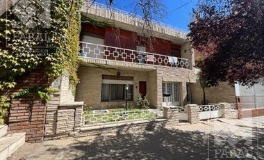 Casa venta centro, 4 dormitorios, 3 baños, quincho, pileta, cochera y patio