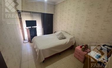 Casa venta centro, 4 dormitorios, 3 baños, quincho, pileta, cochera y patio
